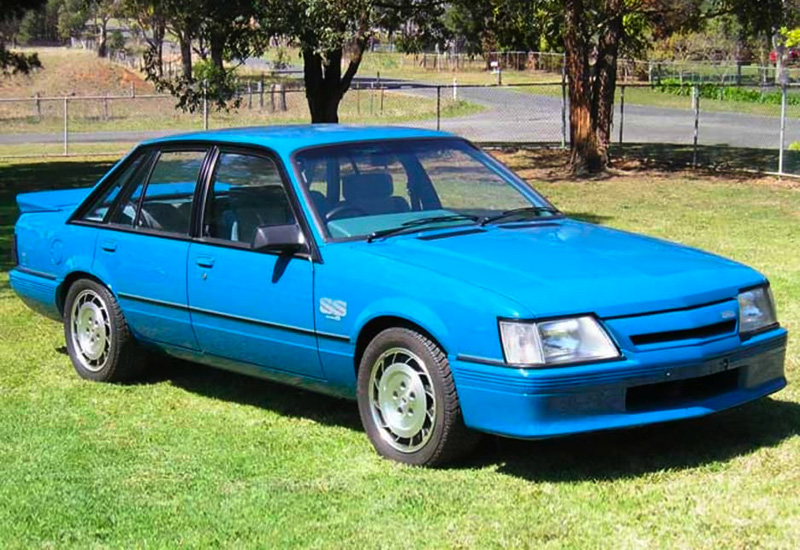 Holden Commodore HDT SS Group A (VK) = 220 км/ч. 272 л.с. 6.1 сек.