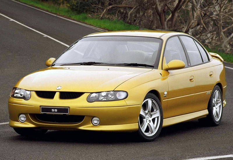 Holden Commodore SS (VX) = 257 км/ч. 306 л.с. 6 сек.