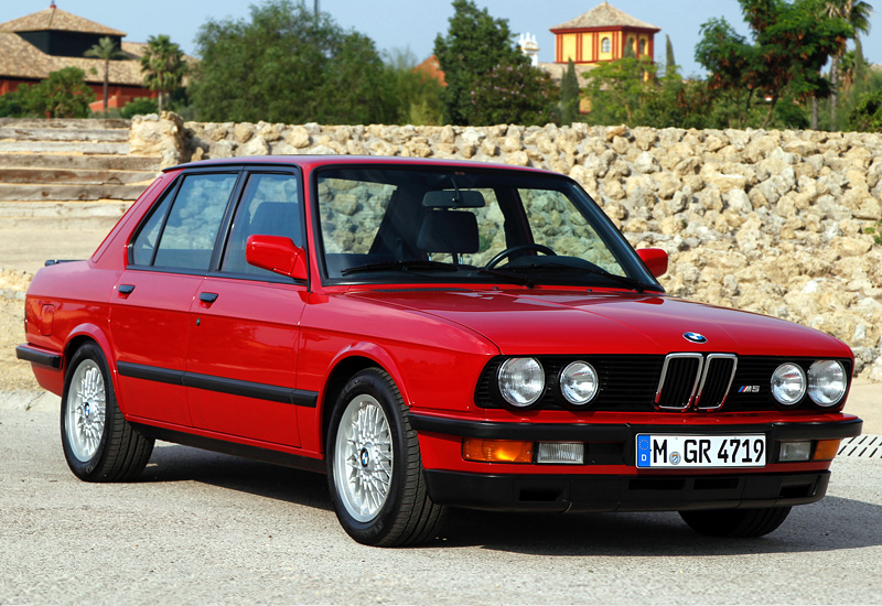 BMW M5 (E28) = 245 км/ч. 286 л.с. 6.9 сек.